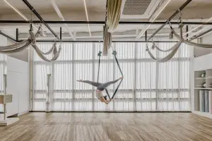 높은 층고의 프리미엄 에어리얼 요가 스튜디오